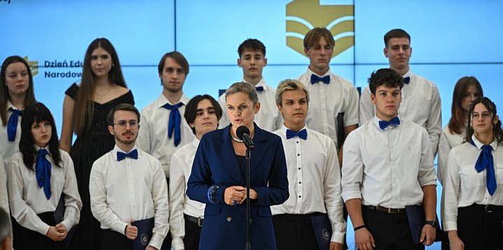 Nowacka do rodziców: nauczyciele dbają o wasze dzieci,-59526