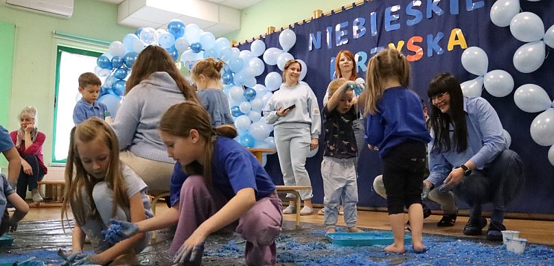 Fotorelacja: SENSOPLASTYKA NA NIEBIESKO w Przedszkolu nr 3 w Zawierciu