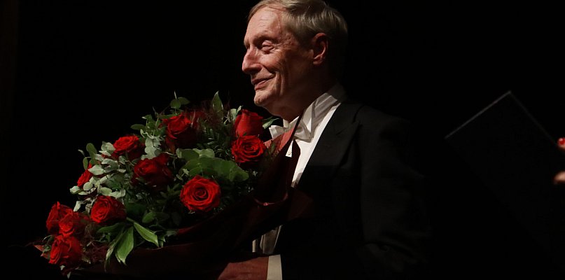 Z batutą i humorem – Jubileusz Macieja Niesiołowskiego w MOK Zawiercie