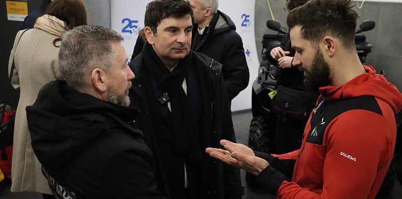 Fotorelacja: Przekazanie sprzętu dla Grupy Jurajskiej GOPR w Podlesicach gmina