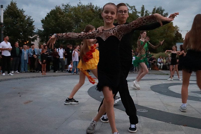 Fotorelacja: Potańcówka na fontannie w Zawierciu