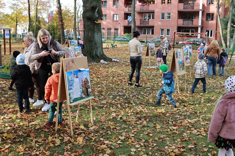 Fotorelacja: WERNISAŻ KONKURSU PLASTYCZNO-PRZYRODNICZEGO - Przedszkole nr 1 w Zawierciu