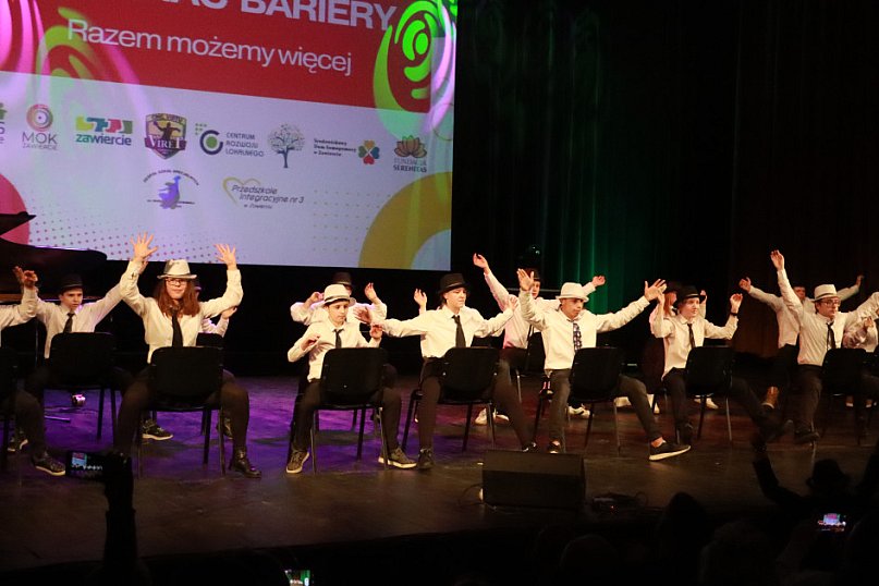 Fotorelacja: POKONAĆ BARIERY - Razem możemy więcej w MOK Zawiercie