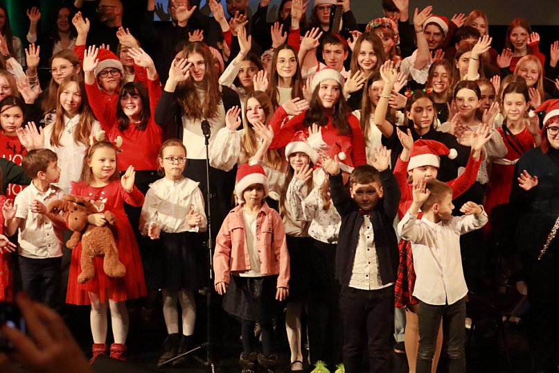 Fotorelacja: Koncert Świąteczny Szkoły Muzycznej i SP3 w MOK Zawiercie