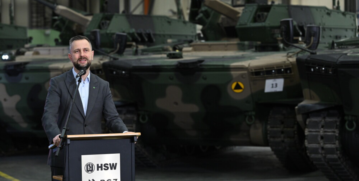 Pierwsze wozy bojowe Borsuk przekazane wojsku; szef MON chce, by stały się też pol