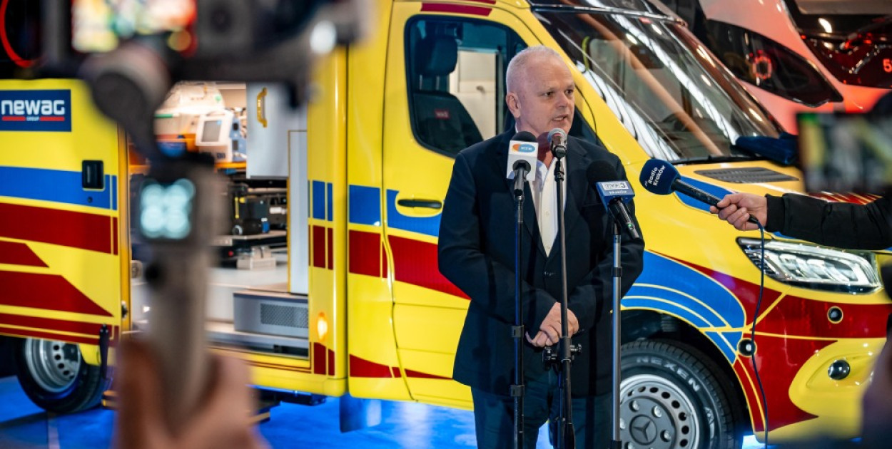 150 lat odpowiedzialności. NEWAG przekazuje nową karetkę (MediaRoom)