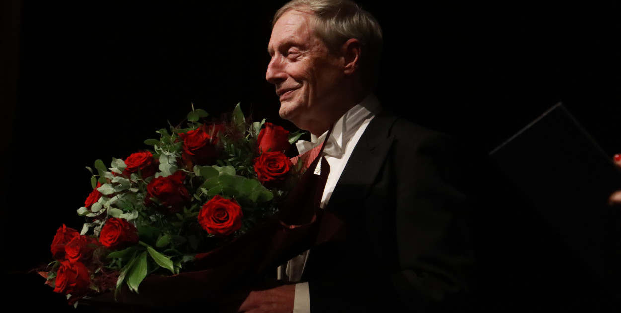 Z batutą i humorem – Jubileusz Macieja Niesiołowskiego w MOK Zawiercie